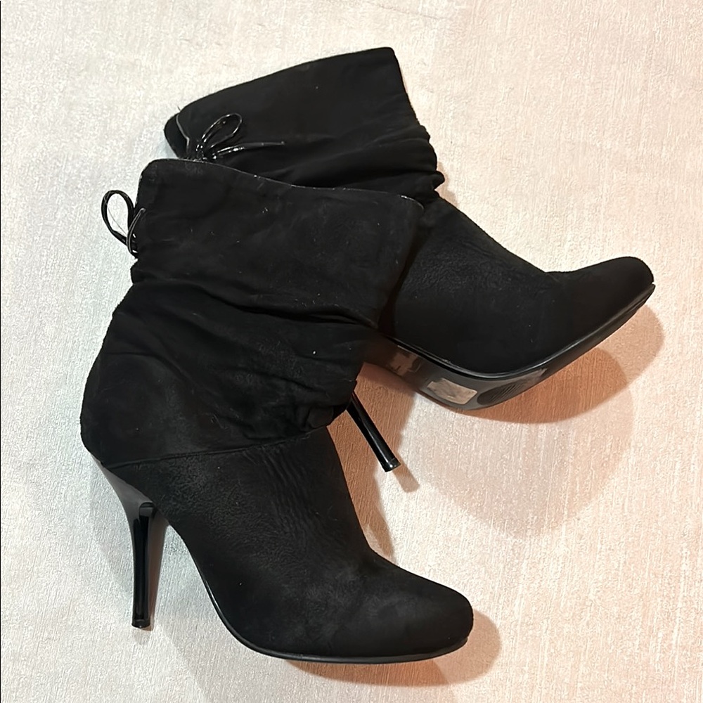 Elegant Black Women Scrunch 2000s Style Heeled Ankle Booties w/ Black Bow Size 7